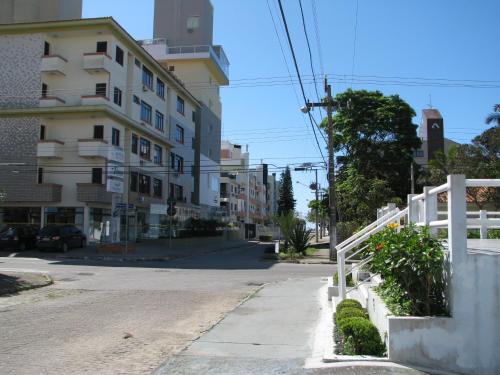 una calle vacía en una ciudad con un edificio en Santoro Gali 210, en Florianópolis