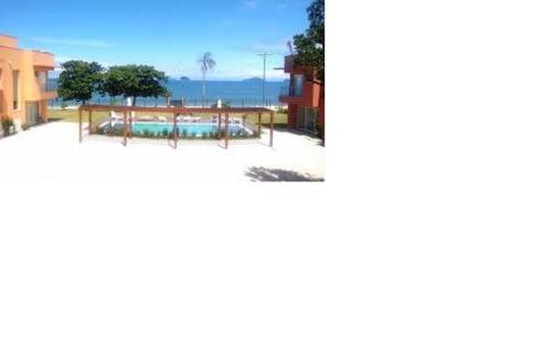 une photo d'une piscine dans une ville dans l'établissement Pé na areia em Boiçucanga condominio Aquamarine - perto de Maresias e Camburi, à Boicucanga