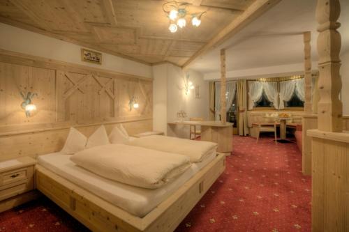 Postel nebo postele na pokoji v ubytování Hotel Ciasa Ai Pini