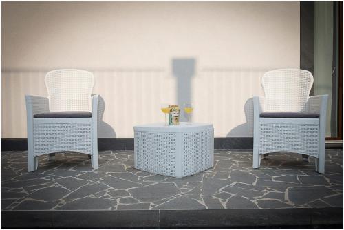 three chairs and a table with drinks on it at Dolce Vita in Zafferana Etnea