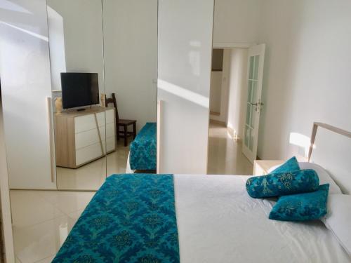 una camera con 2 cuscini blu su un letto di Newly furnished appt in Gozo a Victoria