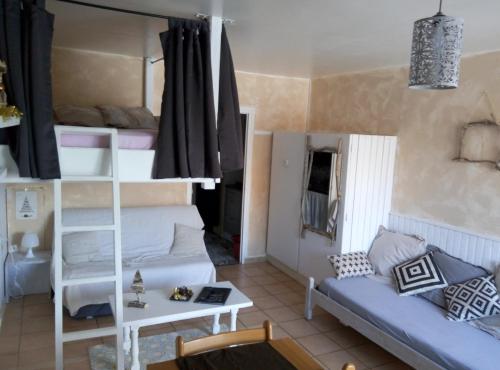 uma sala de estar com um sofá e um beliche em L'étoile du Nord SUPERDEVOLUY em Le Dévoluy