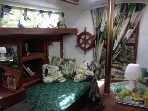 a living room with a green couch in a room at Toucan in Pointe-à-Pitre