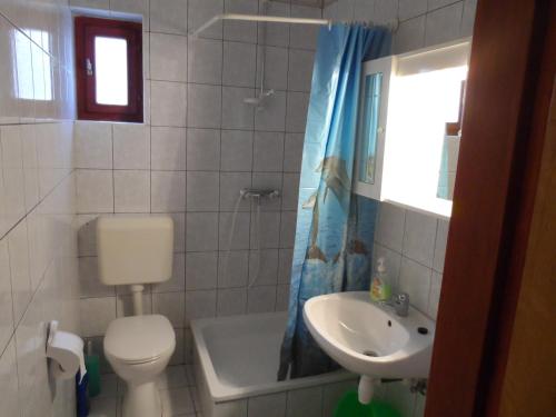 bagno con servizi igienici e lavandino di Apartman Berki a Hévíz