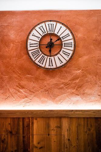 a clock on the side of a wall at Hotel Klostersepp in Chiusa