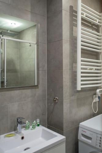 une salle de bain avec un lavabo et un miroir dans l'établissement Magnifiques Appartements au coeur du Vieux Nice, à Nice