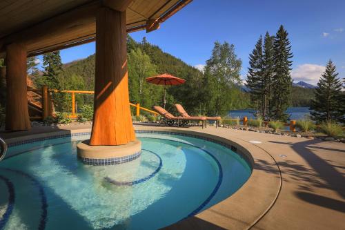 Bazén v ubytování Tyax Lodge & Heliskiing nebo v jeho okolí