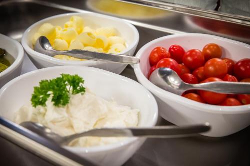 a group of bowls filled with tomatoes and other vegetables at Hotel Klostersepp in Chiusa