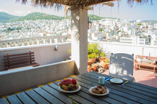 un tavolo con due piatti di frutta su un balcone di Old-Town Roof-Garden Suite a Kavala
