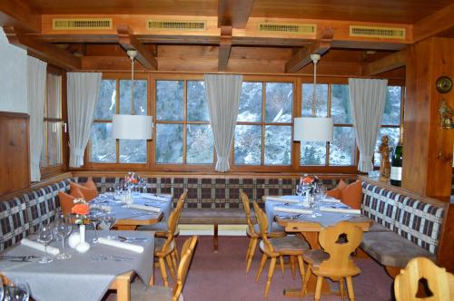 Reštaurácia alebo iné gastronomické zariadenie v ubytovaní Gasthaus Glöckle