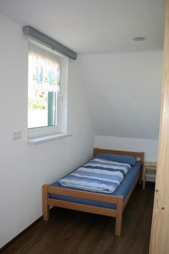 a bed in a room with a window at Zum-Seiffener-Sprengmeister in Kurort Seiffen