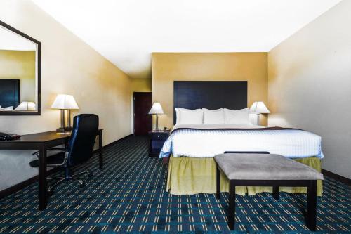 Säng eller sängar i ett rum på Days Inn & Suites by Wyndham Mineral Wells