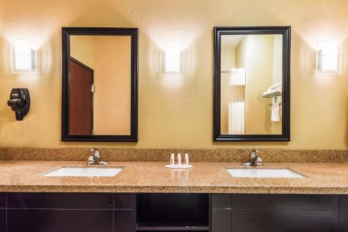 Ett badrum på Days Inn & Suites by Wyndham Mineral Wells