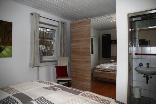 Zandt的住宿－Ferienhaus Adele，一间卧室配有床、水槽和一张高潮床。