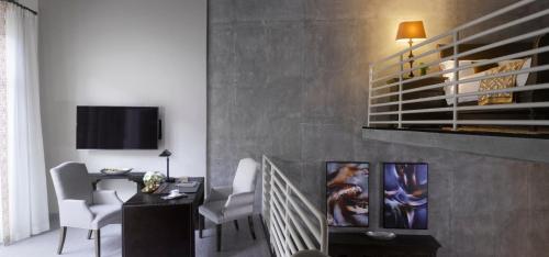 a living room with a table and chairs and a television at Plaza la Reina in Los Angeles