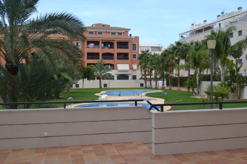 - Vistas a un parque con piscina y a un edificio en Jardines de Las Marinas - Royal Suite, en Denia