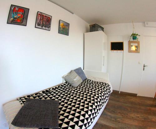 ドゥアルヌネにあるGrand Studio Vue Merのベッドルーム1室(白黒のベッド1台付)