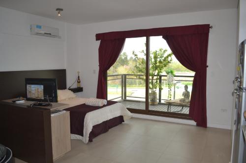 1 dormitorio con 1 cama y ventana con balcón en Nordelta - Zaduh - en Tigre