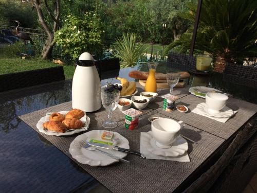 ロルグにあるVilla Oïaのクロワッサンなどの朝食付きテーブル