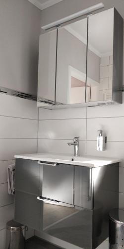 a bathroom with a sink and a mirror at Ursula's Ferienwohnung in Marpingen