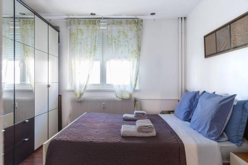 コルマールにあるAppartement La Bagatelleのタオルが敷かれたベッドのある寝室