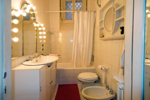 a bathroom with a sink and a toilet and a bath tub at Il Mio Giardino in Rome