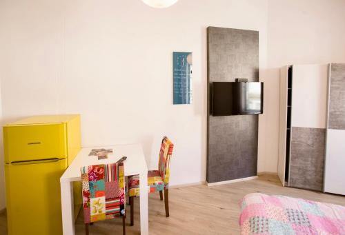 リュブリャナにあるApartment Optimのテーブルと黄色の冷蔵庫のあるキッチン