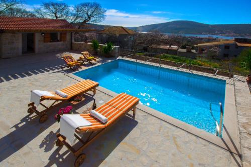 Bazén v ubytovaní Beautifu stone Vila Krčina alebo v jeho blízkosti