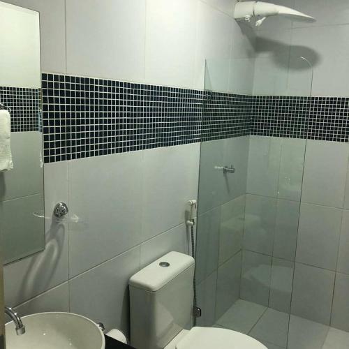 Un baño de Hotel Executivo Boulevard