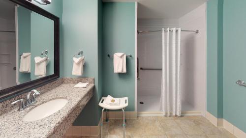 un baño con lavabo y ducha en Bear Claw Casino & Hotel, en Kenosee Park