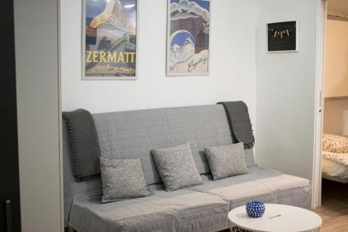 un sofá en una sala de estar con carteles en la pared en Presidente premium, en Sierra Nevada