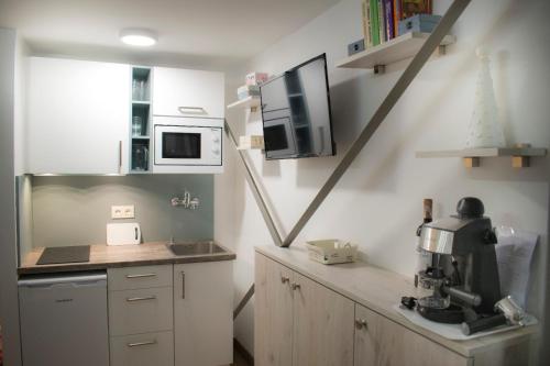 une cuisine avec une cafetière sur un comptoir dans l'établissement Presidente premium, à Sierra Nevada