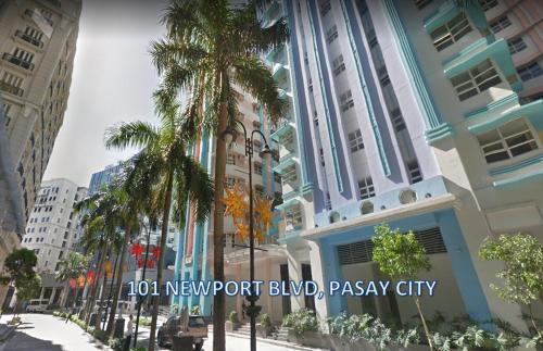 マニラにある101 Newport Blvd Condotelの椰子の木の並木