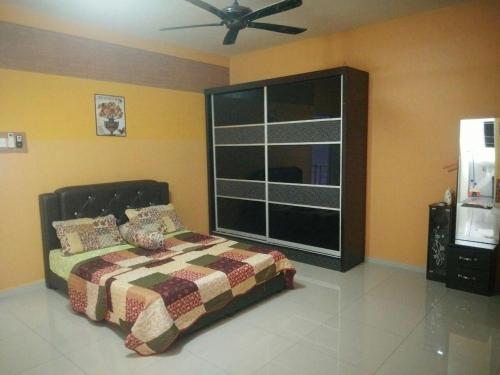 Ένα ή περισσότερα κρεβάτια σε δωμάτιο στο Kluang Seri Casa TSI