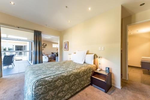 Llit o llits en una habitació de Edgewater Palms Apartments
