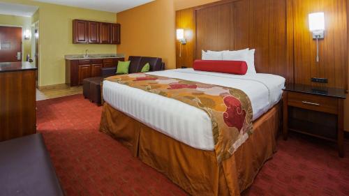 une chambre d'hôtel avec un grand lit et une cuisine dans l'établissement Best Western Plus Georgetown Corporate Center Hotel, à Georgetown