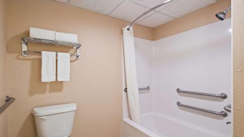 a bathroom with a shower and a toilet and towels at Best Western Markita Inn in Durant