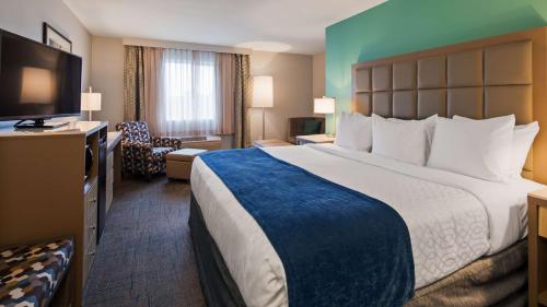 Un pat sau paturi într-o cameră la Best Western Toledo South Maumee