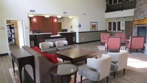 a lobby with tables and chairs and a waiting room at Best Western Palmyra Inn & Suites in Palmyra