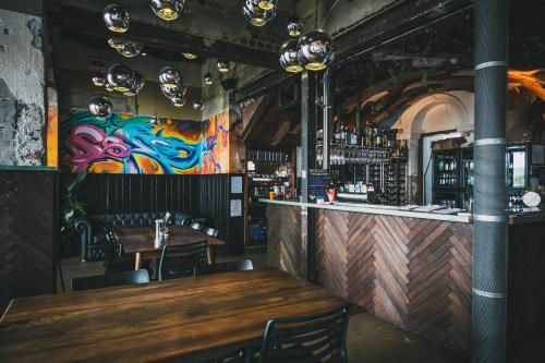 アルバニーにあるSix Degrees Motelの木製テーブルとカラフルな壁のバー