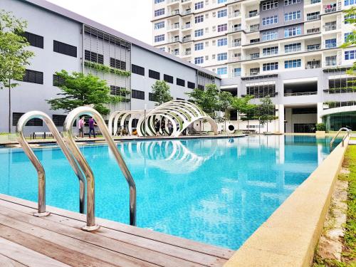 una piscina di fronte a un edificio di No.1 The Muji @ Puchong Skypod Residence a Puchong