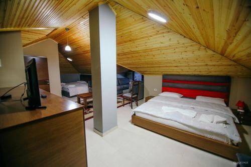 Giường trong phòng chung tại Vila Panorama Voskopoje