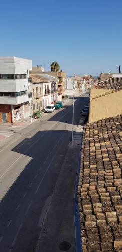 Una calle vacía en una ciudad con edificios y una carretera. en SLEEP TURIA apartamentos, en Casinos