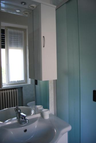 a bathroom with a sink and a mirror at Ai Giardini del Te in Mantova