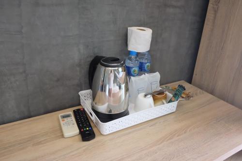 eine Kaffeemaschine und eine Fernbedienung auf dem Tisch in der Unterkunft Coral Resort in Ko Chang