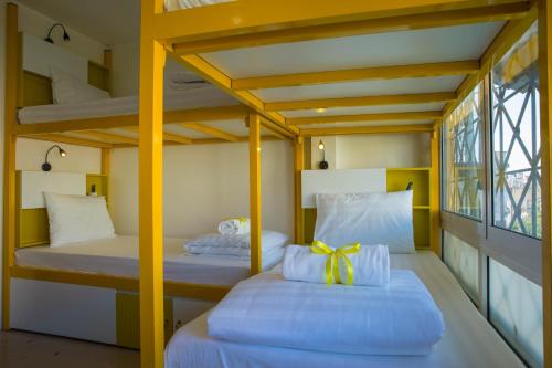 Una cama o camas en una habitación de Hanoi High Five hostel