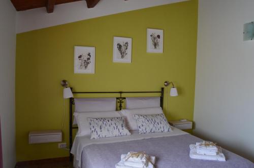 モーディカにあるGarden&House Amore Veroの緑の壁のベッドルーム1室