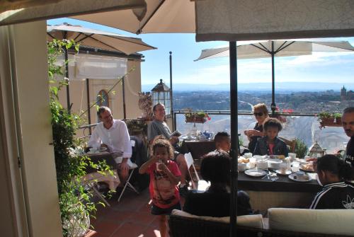a group of people sitting at a table in a restaurant at Casa tipica siciliana patronale home BedandBreakfast TreMetriSoprailCielo Camere con vista, colazione interna in terrazzo panoramico in Caltagirone
