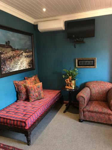 Ruang duduk di The Crown Guest House
