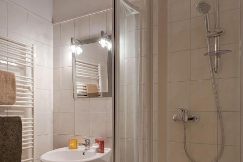 un bagno con doccia e lavandino di Pension Haus Saarland a Oberhof